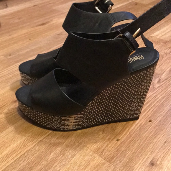 Black and white leather strappy wedges - Picture 2 of 5